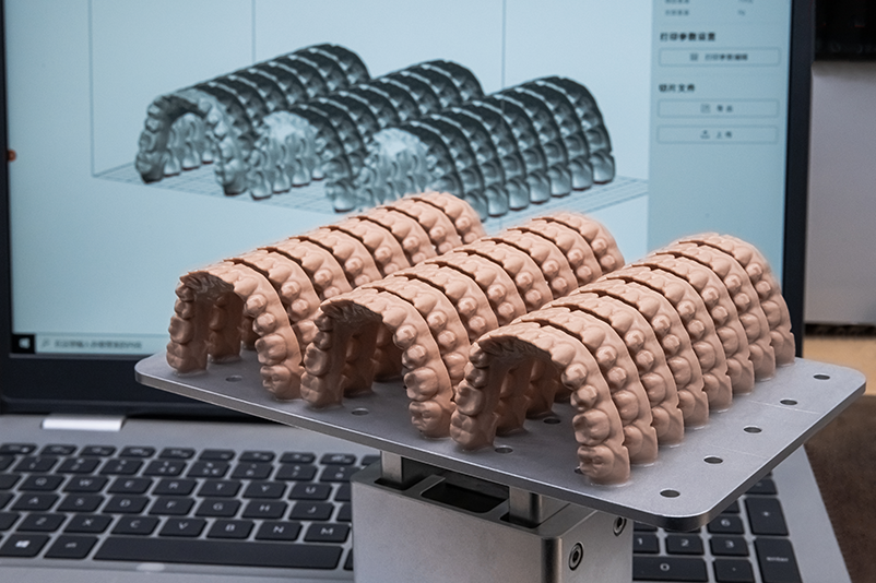 Várias próteses impressas em 3d e atrás como foram desenhadas no computador.
