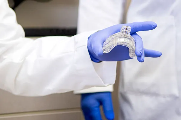 Dentista segurando aparelho intraoral