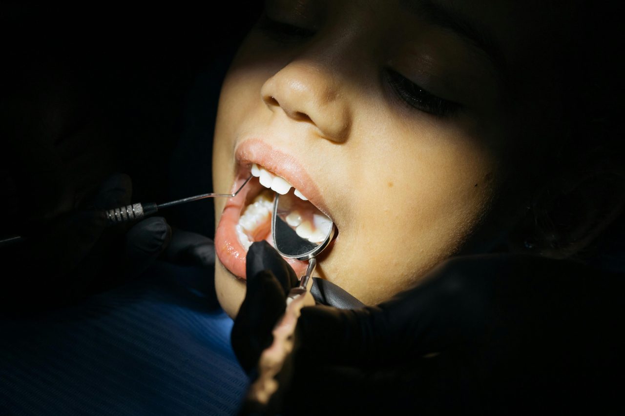 Dentista tratando dentes de criança.