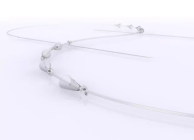 Fio Silhouette sob uma mesa.