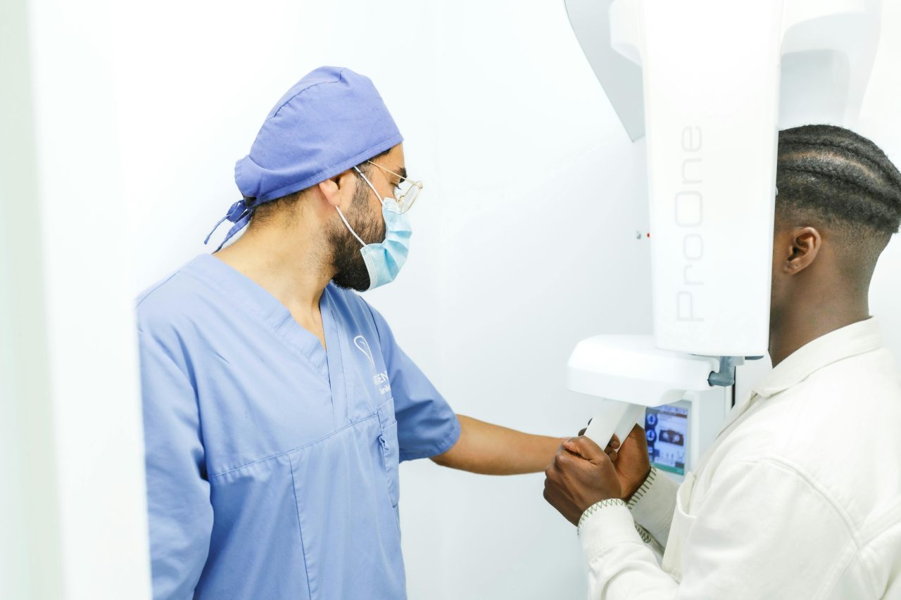 Dentista está ajustando para fazer panorâmica de paciente.