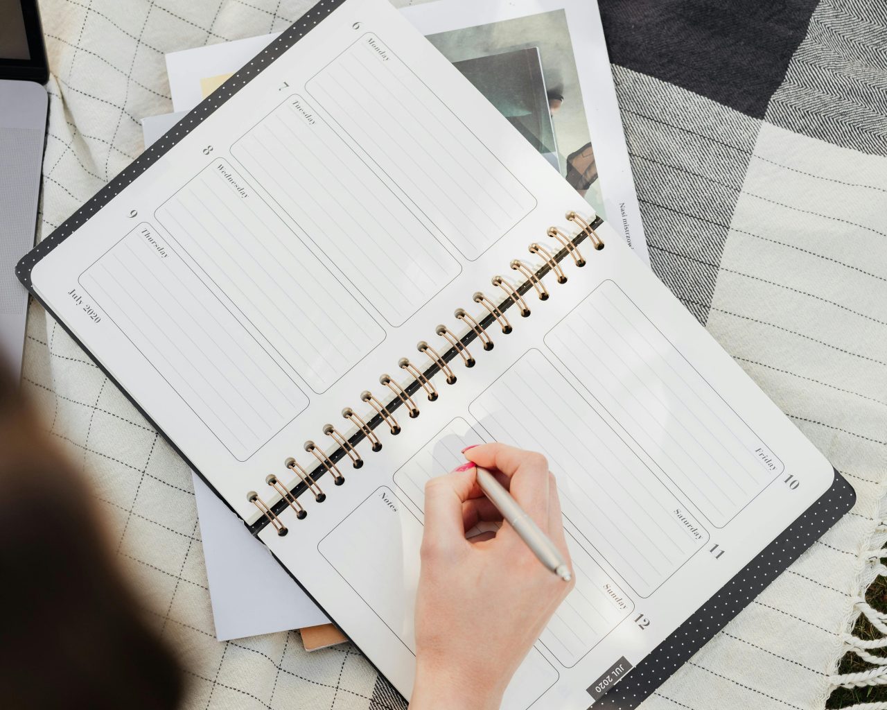 Mulher vai anotar algo em sua agenda. - é importante planejar a saída do convênio para o atendimento particular.