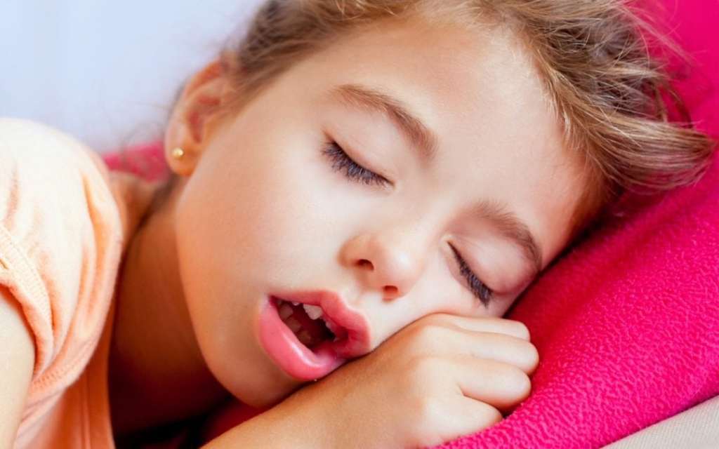 Menina dormindo de boca aberta