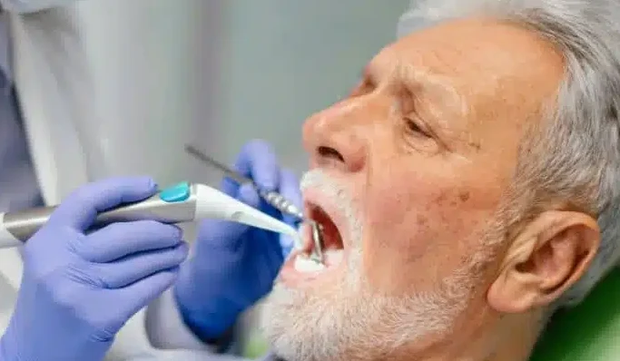 dentista tratando dentes de idoso