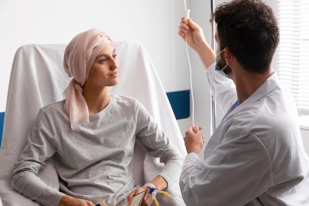 Médico ajustando o soro da paciente com câncer.