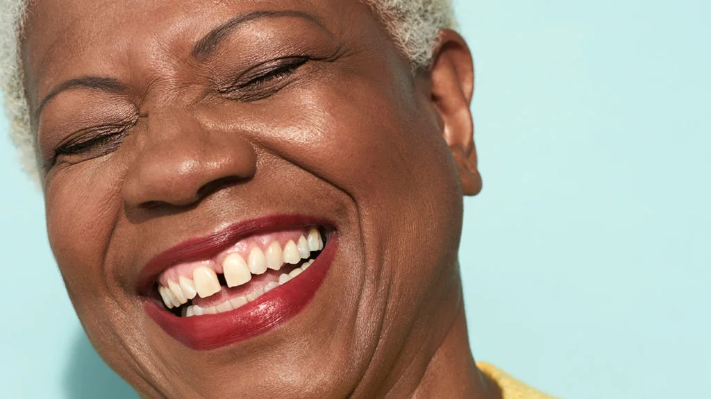Senhora rindo, apresenta diastema