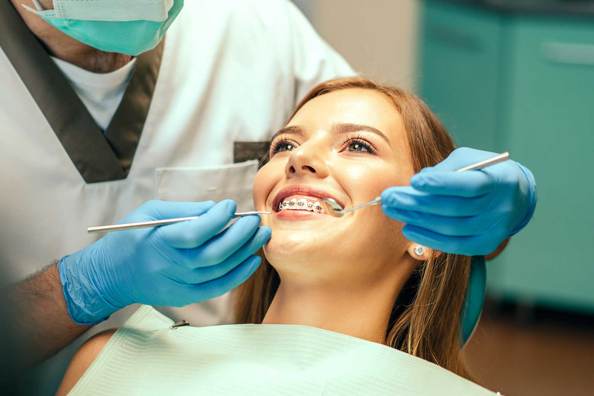 Dentista fazendo Manutenção Ortodôntica.