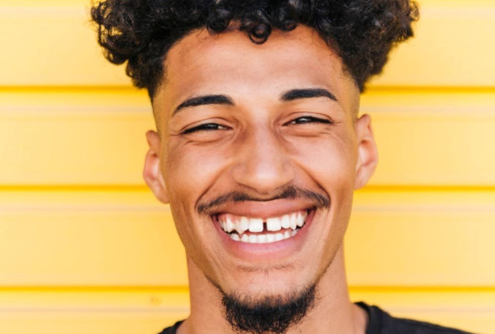 Homem com diastema nos dentes da frente